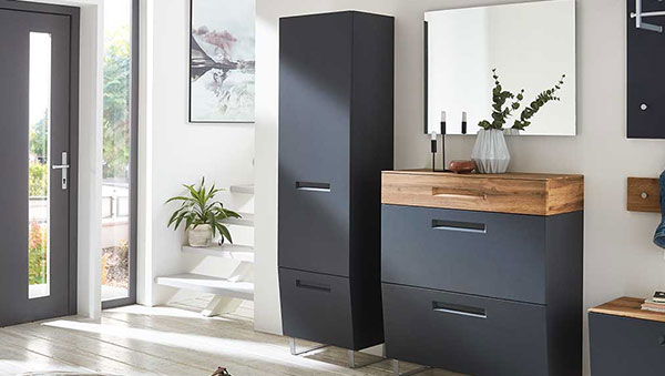 Garderobenschrank aus MDF mit Lackfronten