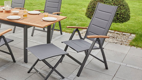 Garten-Klappstuhl Unicamo in Anthrazit mit Teakholz-Armlehnen