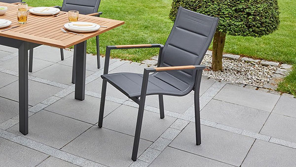 Garten-Stapelstuhl Unicamo in Anthrazit mit Teakholz-Armlehnen