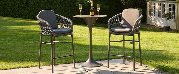 Bartisch im grünen Garten