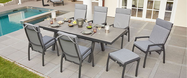 Garten-Esstisch auf Terrasse