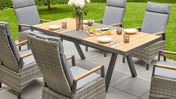 Gartentisch mit Ausziehplatte aus Keramik und Teakholz