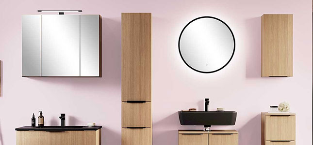 Badezimmer mit beleuchteten Spiegeln