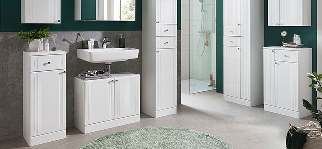 Badezimmer mit weißen modernen Badschränken