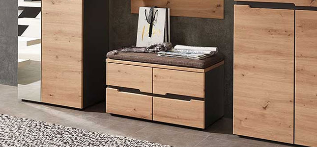 Garderobenbank im Flur mit Holzdekor Fronten und Anthraziten Korpus