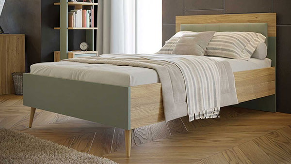 Bett Winston mit Holzwerkstoff und Absetzungen in Salbeigrün