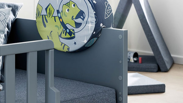 Bodenbett Little Flo aus Holzwerkstoff in Mattblau