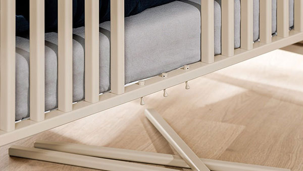 Babybett Eefje in Cashmere-Beige und Absetzungen in Holzpaneeloptik