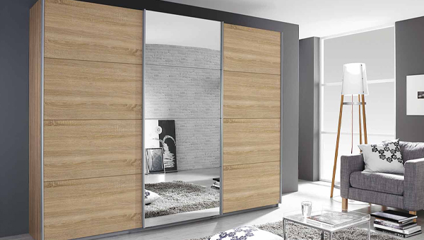 Stil Natur Schwebetürenschrank Kiel-A in Holzoptik mit mittiger Spiegeltür und schlanken silberfarbenen Profilen in einem modern eingerichteten Schlafzimmer