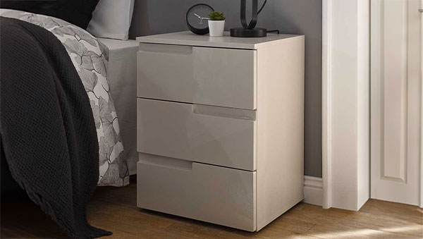 Nachttisch self Jenna mit Hochglanz Oberfläche in Champagner