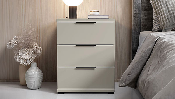 Nachttisch in der Farbe Kaschmir mit drei Schubladen