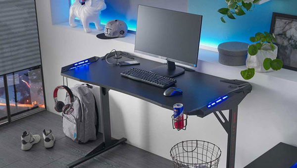 Schwarzer Computertisch mit Monitor, Tastatur, Handy und einem Halter für Getränke und Kopfhörer