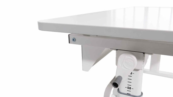 Nahaufnahme eines weißen Schreibtischs aus MDF mit verstellbarem Metallgestell und Höhenmarkierung