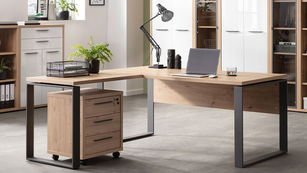 Moderner Eckschreibtisch mit Holzplatte und schwarzem Metallgestell und rollbarem Schubladenschrank im Büro