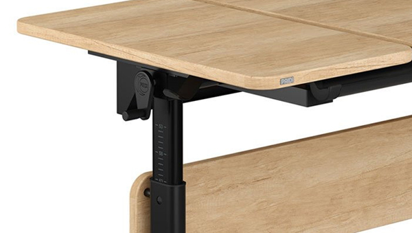 Nahaufnahme einer Eckansicht eines stabilen Schreibtischs mit Holzplatte und schwarzem Metallgestell