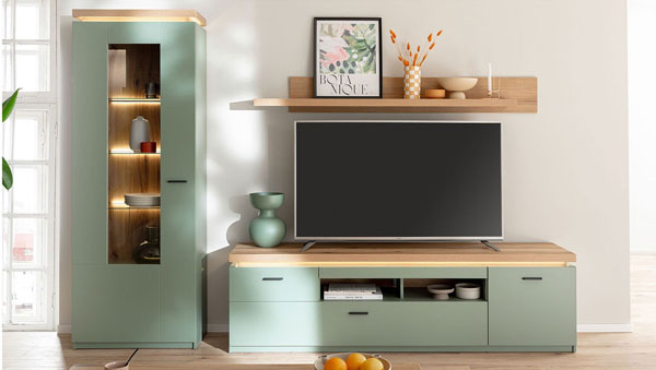 Salbeigrüne Vitrine Marlena mit TV-Lowboard, Fernseher und Wandboard
