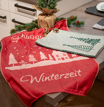 Rotes Geschirrtuch mit Weihnachtsmotiven