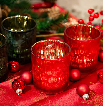 rote Teelichter mit goldener Innenseite und durchleuchtendem HO HO HO