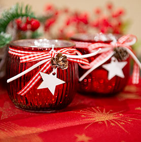 rote Windlichter mit weißem Stern