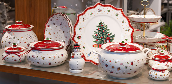 Toy's Delight Serienartikel aus weißem Porzellan mit weihnachtlichen Motiven