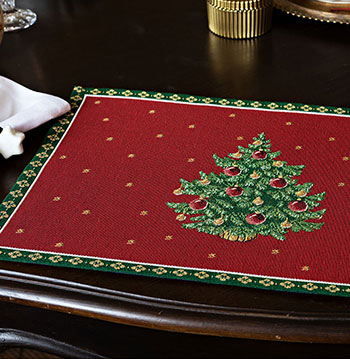 Rote Tischdecke mit grünen Akzenten und Tannenbaummotiv Toy's Delight