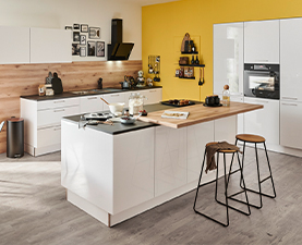 Moderne Inselküche nolte Fine Lack mit Fronten in weiß und Arbeitsflächen in Graphit Pro