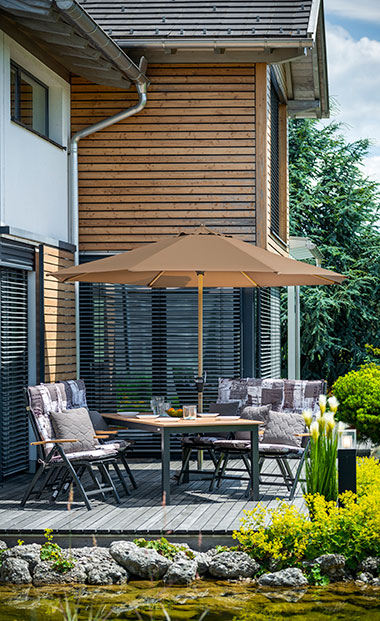 Brauner Sonnenschirm auf Holz-Terrasse