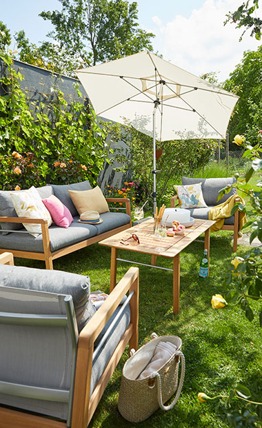 Naturfarbener Sonnenschirm mit Gartenmöbel