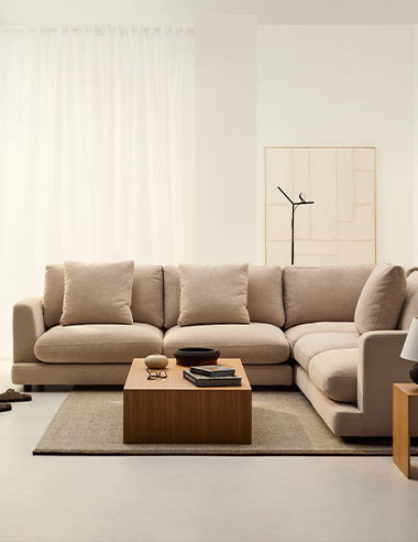 Kave Home Sofa mit cremefarbenen Stoffbezug in gemütlich, hellem Wohnzimmer