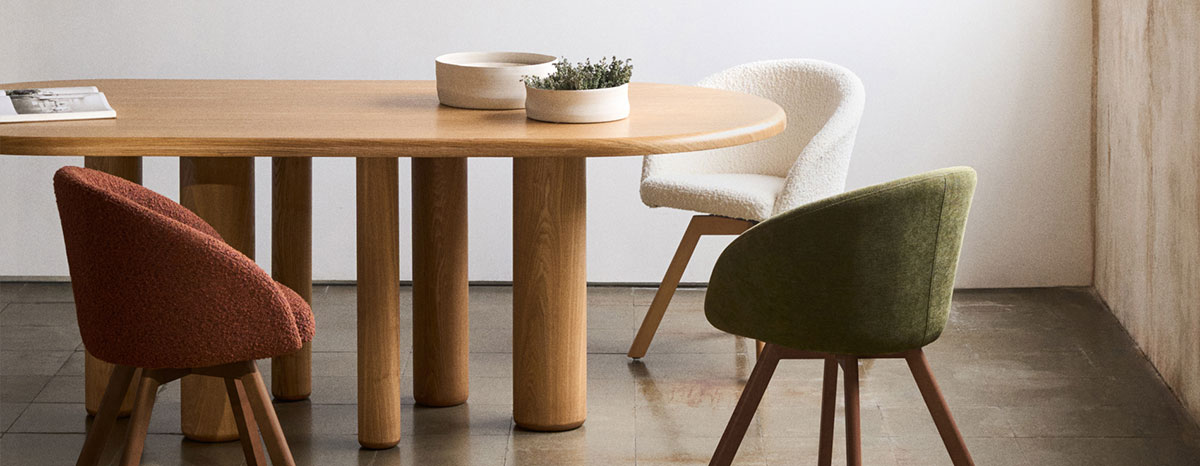 Kave Home Drehstuhl Marvin in grün, braun und weiß mit Holzbeinen