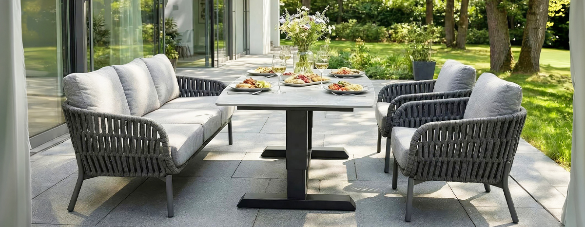 Outdoor-Lounge Camino mit Gartensofa, Gartensesseln und Tisch auf einer sonnigen Terrasse im Garten