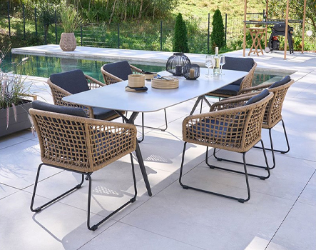 Gartentisch Cliff mit sechs Gartenstühlen Rovigo auf Terrasse neben einem Pool