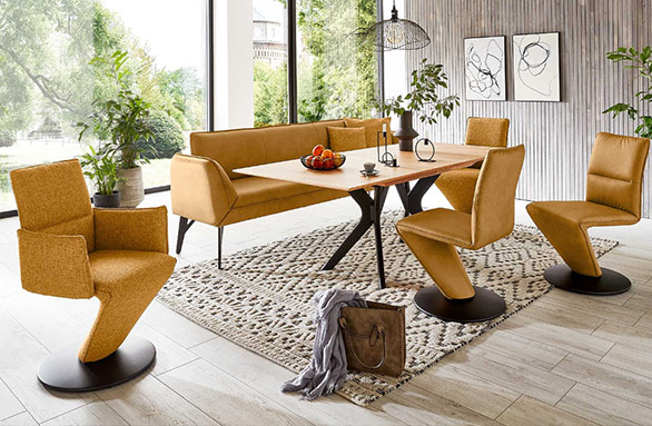 Tischgruppe MONDO Tugor bestehend aus Drehstuhl, Drehsessel und Einzelbank, jeweils in der Farbe Kurkuma, sowie Auszug-Tisch mit Tischplatte auch Asteiche 