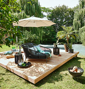 Musterring Lounge-Gartenmöbel auf Holz-Plateau
