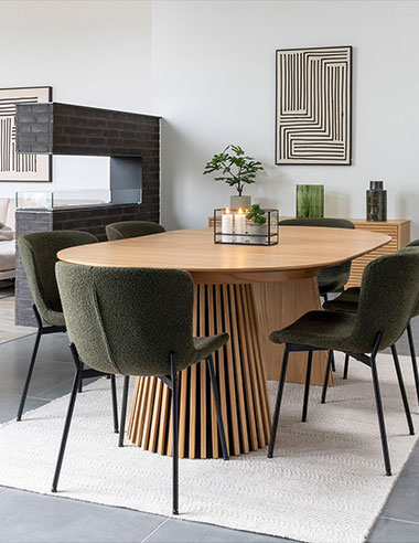 Holz-Esstisch mit Holzpaneel-Look für die Tischbeine und dunkelgrünen Essstühlen