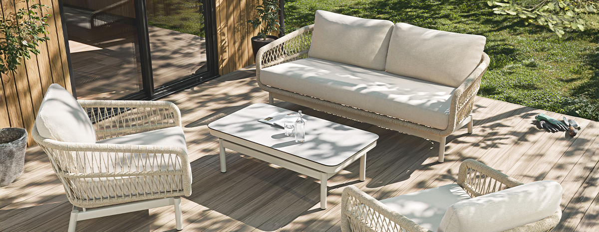  Garten-Set Cuxhaven  mit 2-Sitzer-Sofa, Sesseln und niedrigem Loungetisch auf moderner Holzterrasse