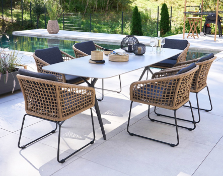 Gartentisch Cliff und Gartenstuhl Rovigo auf einer Terrasse am Pool