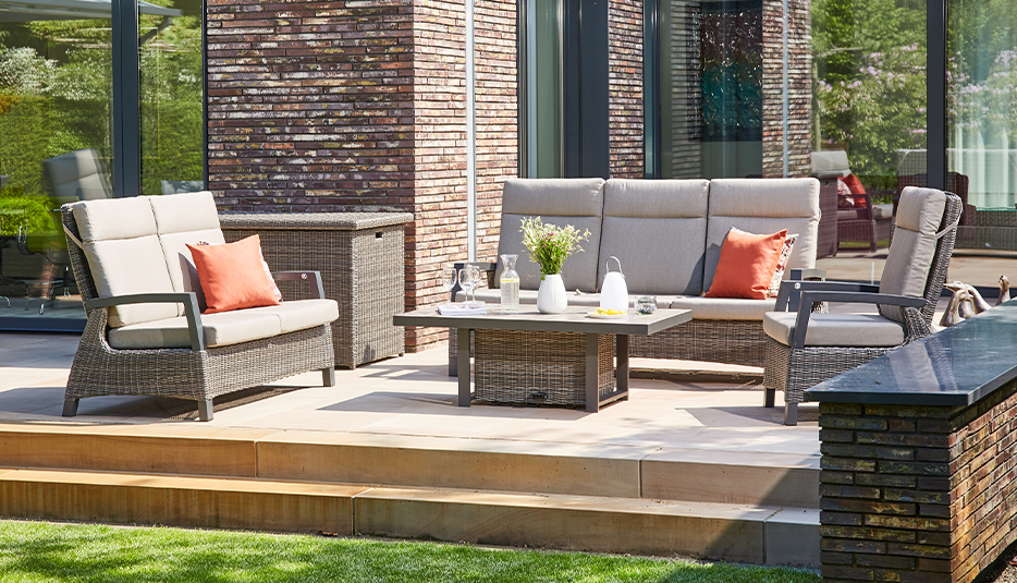 Loungemöbel Corido mit Sofa, Sesseln und Lift-Tisch auf moderner Terrasse