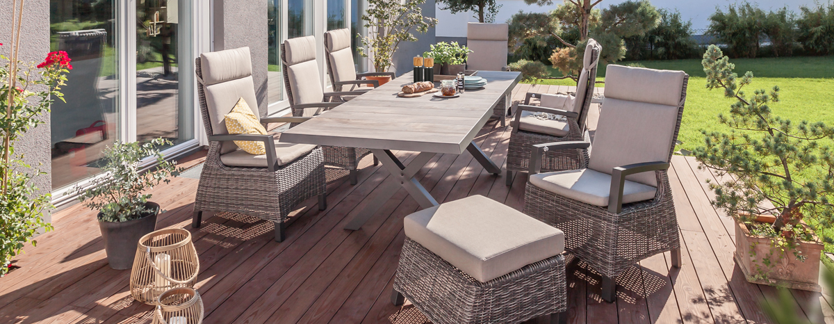Gartenserie Corido mit großem Gartentisch, Sesseln und Hocker auf Terrasse