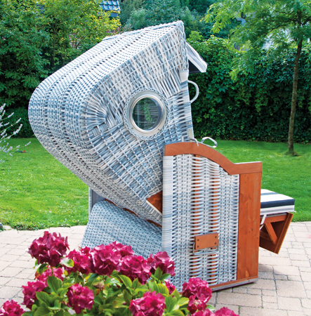 Strandkorb mit Bullauge im Garten