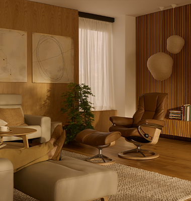 Stressless Sessel Mayfair mit passendem Hocker in modernem Wohnzimmer.