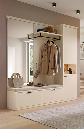 cremefarbene Garderobenwand mit Spiegel und Sitzbank