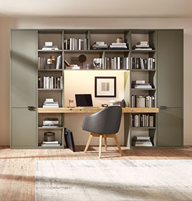 grünes Regal mit Holzplatte für Büroarbeiten in der Mitte