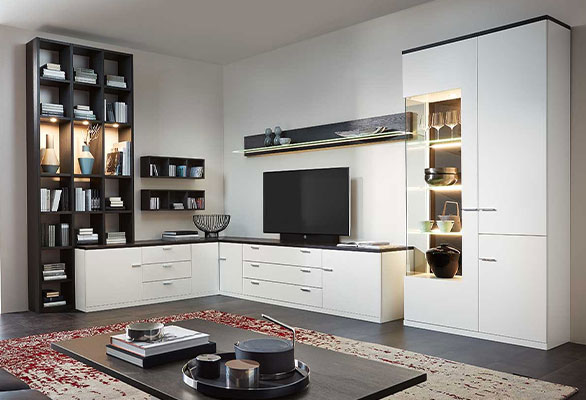 Große Wohnwand Severo mit weißen Fronten und schwarzem Regal