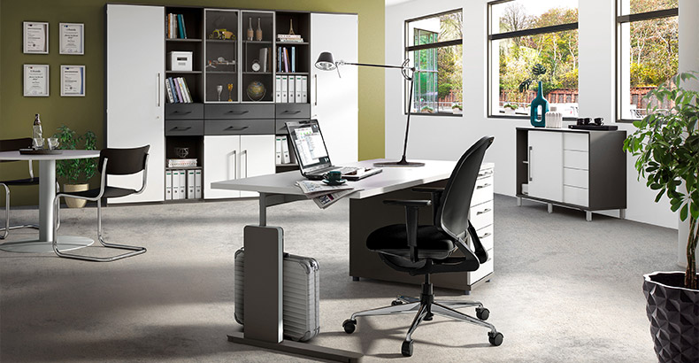 Röhr Büro in Weiß mit teilweise schwarzen Fronten