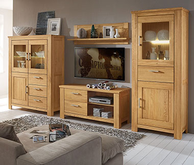 Klassisch  Wohnwand Greven aus teilmassiver Wildeiche