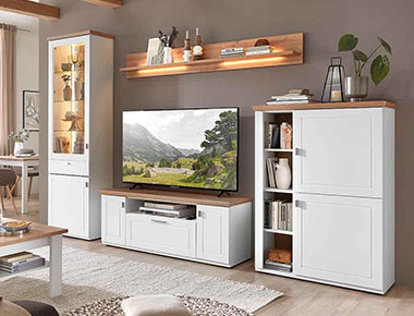 Wohnwand vito Idamo im modernen Landhausstil mit weißen Fronten und Kranzleisten und Kranzdeckel in Alteiche Dekor