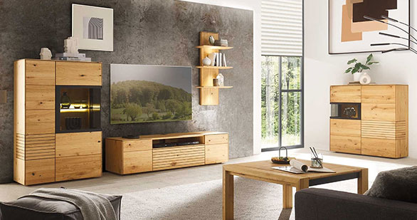 Wohnzimmer mit Wohnwand Kulma aus Massivholz