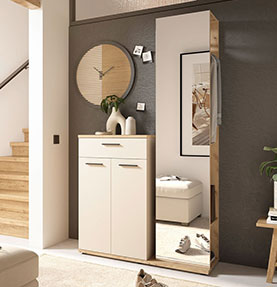 Flur im zeitlosen Stil mit Garderobe Malta mit weißen Fronten